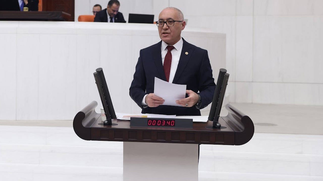Üç gün içinde üç milletvekilinin ayrıldığı Gelecek Partisi’nde, son olarak İstanbul Milletvekili Doğan Demir, “sürdürülebilir bir siyasi zemin kalmadı” diyerek istifa etti.