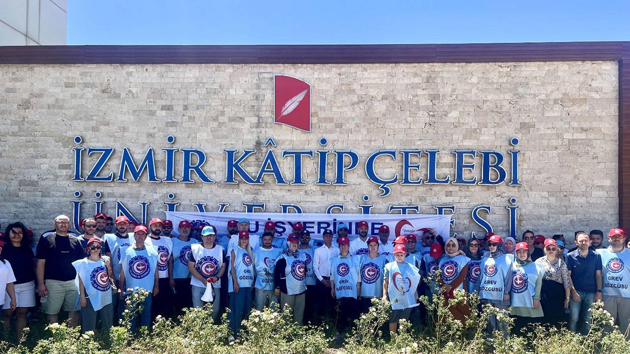 Düşük zam teklifi nedeniyle tıkanan toplu iş sözleşmesi sürecinde ilk grev kararı İzmir’de alındı. Öz Büro İş Sendikası, Katip Çelebi Üniversitesi’nde iş bıraktı.