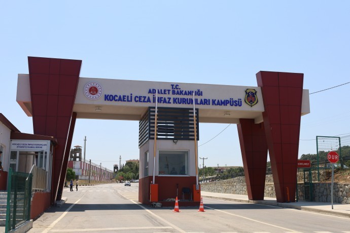 DEM Parti Eş Genel Başkanları Tülay Hatimoğulları ve Tuncer Bakırhan, Figen Yüksekdağ ve Semra Güzel’i ziyaret etmek için Kandıra Cezaevi’ne giriş yaptı.