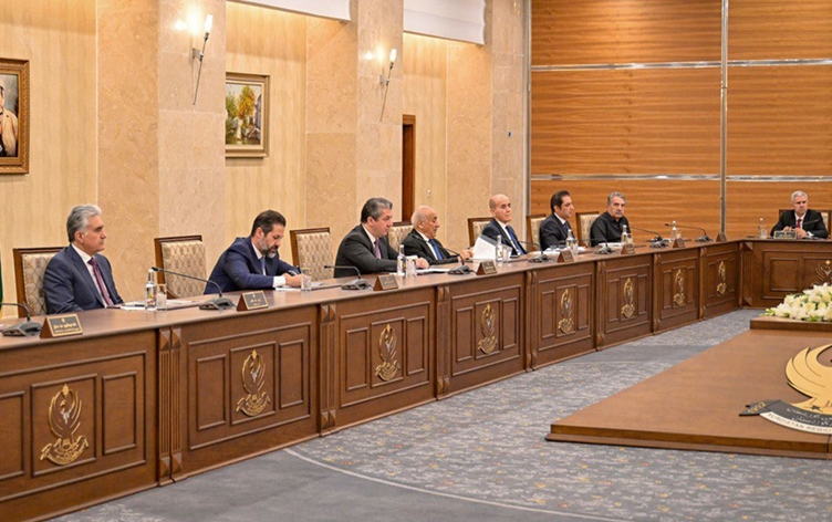 Federe Kürdistan Bölgesel Yönetimi, petrol ihracı ve memur maaşları konularında Irak merkezi hükümeti ile aralarında süren sorunlar için yeni kararlar aldı. Kürdistan yönetimi ihraç edilmeye hazır petrolü merkezi hükümete devretme kararı verirken, memur maaşlarının ise ödenmesini talep etti.