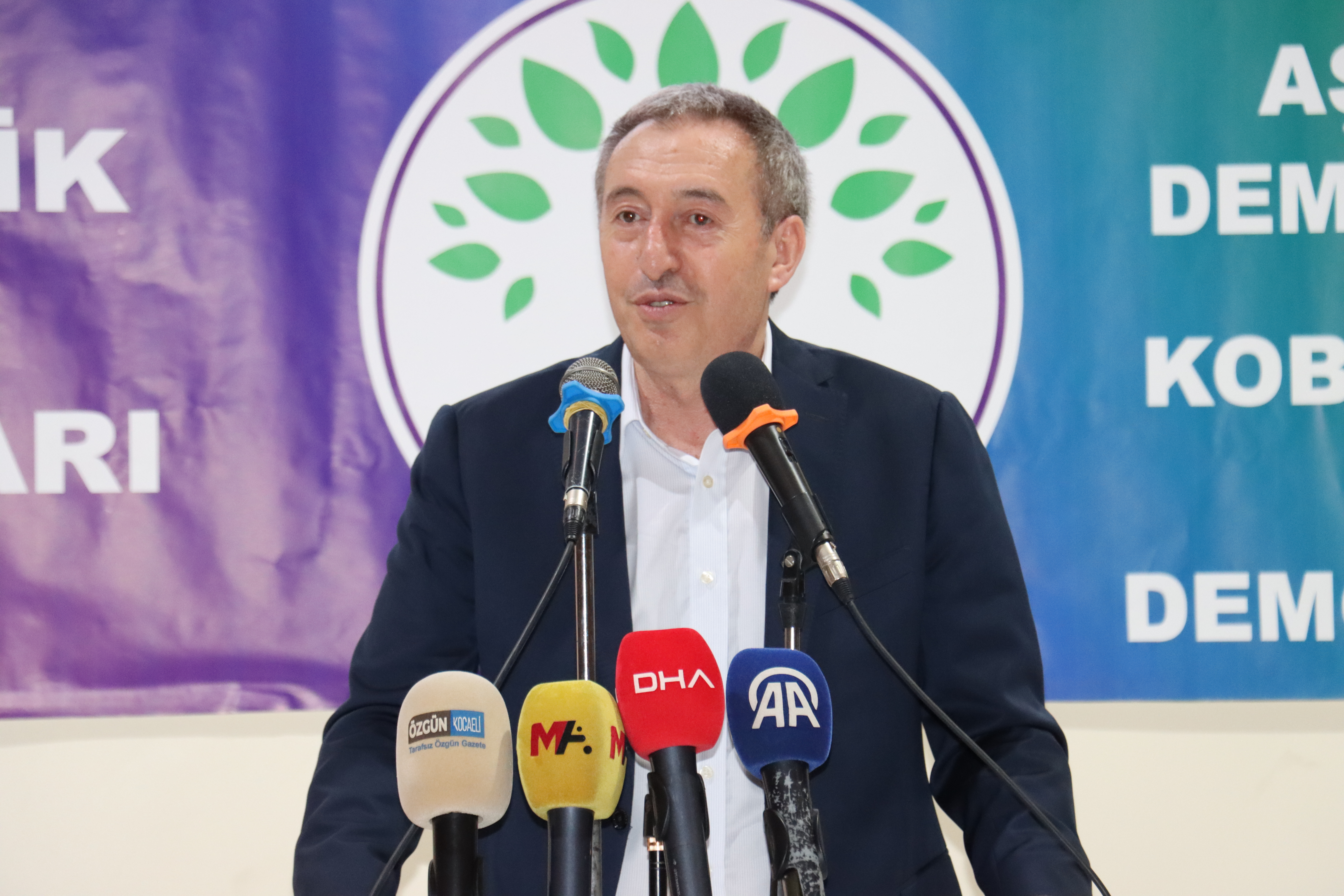 Barış ve Demokratik Toplum Buluşmalarında konuşan DEM Parti Eş Genel Başkanı Bakırhan, “Onurlu bir barışa ihtiyacımız var” dedi ve süreçte iktidarın, muhalefetin ve örgütlü güçlerin sorumluluk alması gerektiğini söyledi.