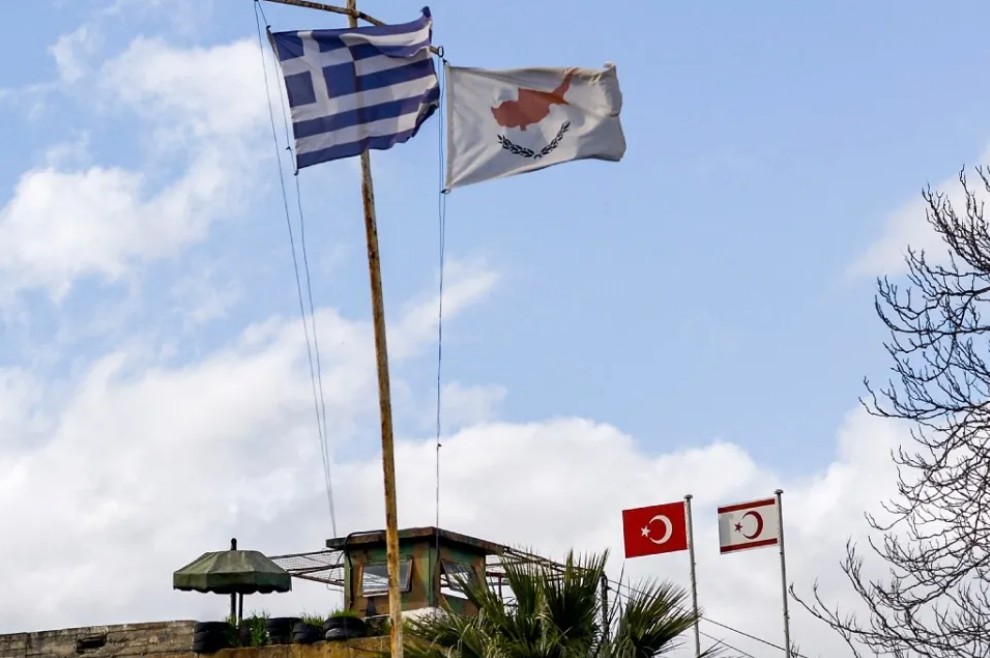 En son Cenevre'de Mart ayında bir araya gelen Kıbrıslı yöneticiler, BM'nin takvimine göre önümüzdeki haftalarda tekrar buluşacak. Yıllardır masanın devrilmesine neden olan "tek devlet" çözümü ile mülkiyet sorunu masanın en sıcak başlıkları olmaya devam ediyor.