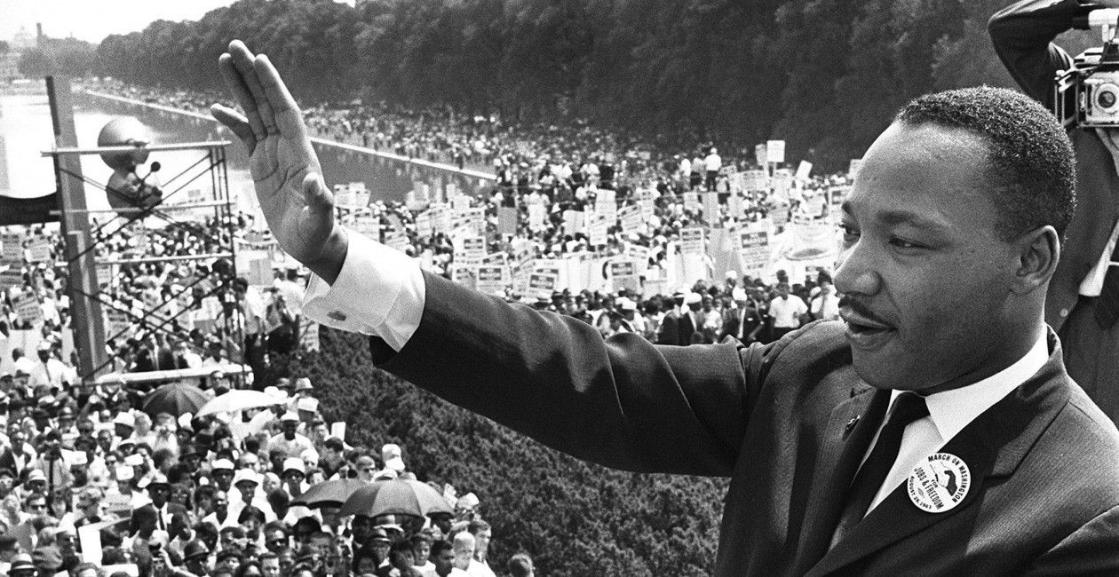 ABD, 1968’de öldürülen sivil haklar savunucusu Martin Luther King Jr. ile ilgili yarım asırdır gizli tutulan FBI belgelerini yayımladı. Belgelerde şüphelilere dair analizler ve dava sürecine ait kritik detaylar yer alıyor. King ailesi ise süreci “empati ve itidal” çağrısıyla karşıladı.