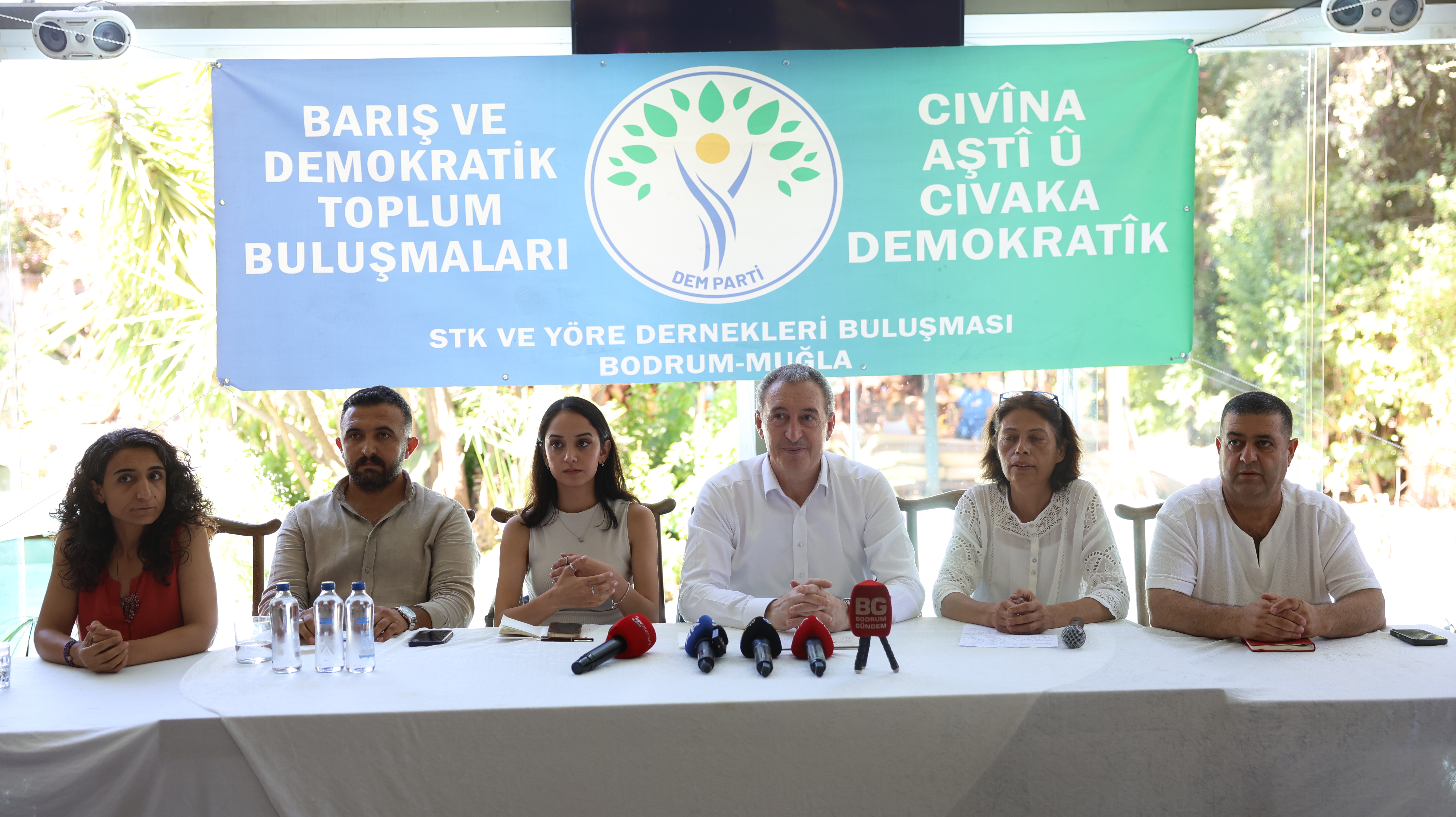 DEM Parti Eş Genel Başkanı Bakırhan, CHP’li belediyelere dönük operasyonların çözüm sürecine zarar vereceğini söyledi, “Herkes için hukuk” dedi.