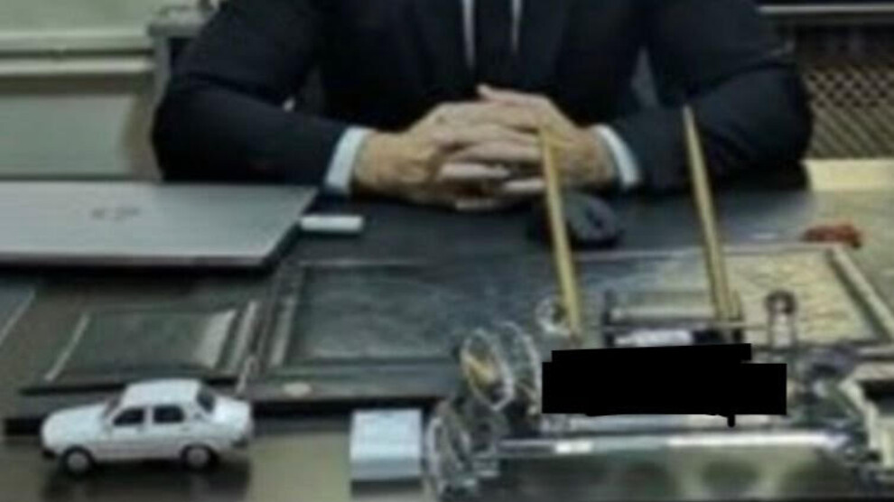 CHP’li Tanrıkulu, bugün Özgür Özel’in masasında “beyaz Toros” maketi olduğunu belirterek tepki gösterdiği savcının masasındaki maketin bulunduğu fotoğrafı paylaştı.
