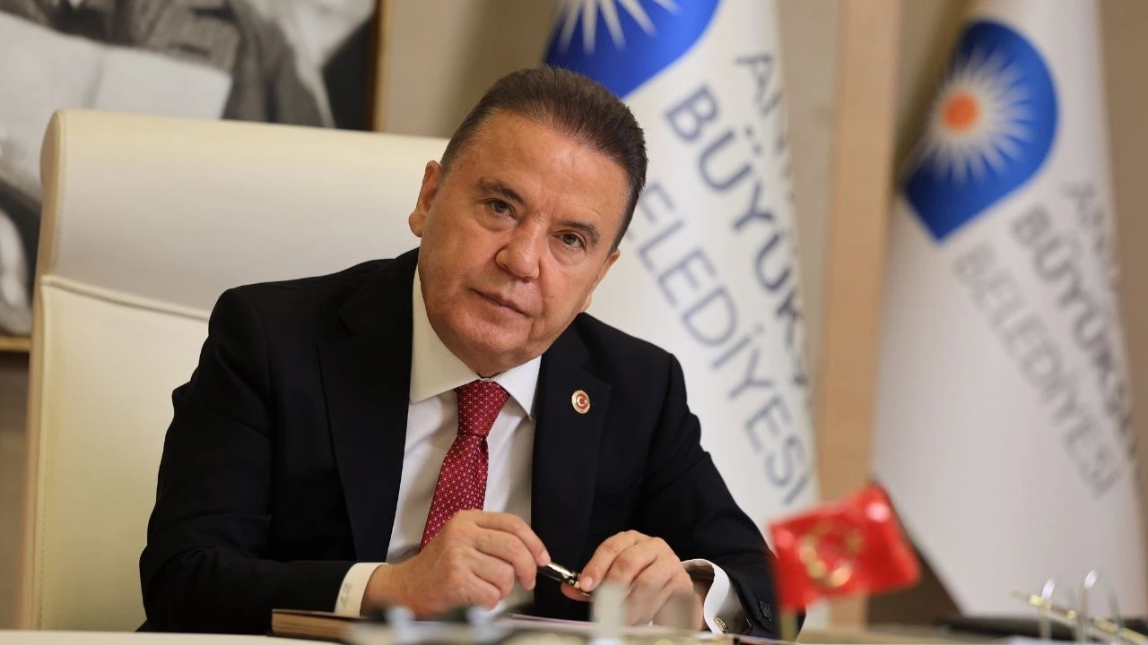 Tutuklandıktan sonra Antalya Büyükşehir Belediye Başkanlığı görevinden uzaklaştırılan Muhittin Böcek, yaşadığı kalp rahatsızlığı nedeniyle hastaneye kaldırıldı.