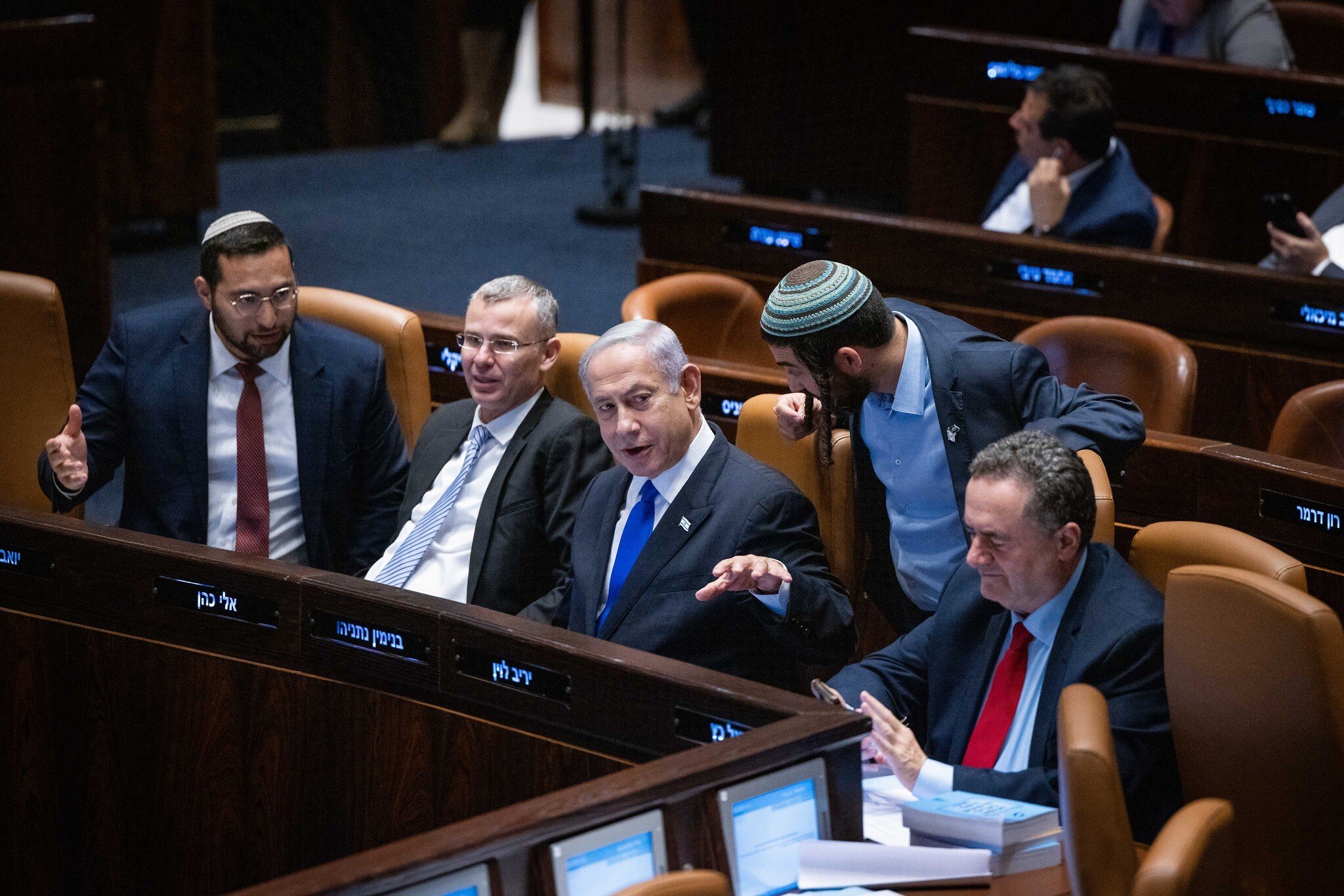 İsrail'de askerlik krizi hükümeti sarsıyor. Ultra-Ortodoks partilerin desteğini kaybeden Netanyahu, Meclis’te çoğunluğu yitirdi. Azınlık hükümeti ihtimali masada.
