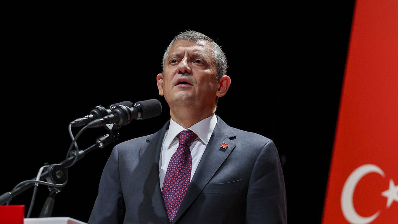 Barış için kurulması planlanan Meclis Komisyonu'na olumlu katkılar yapacaklarını belirten Özgür Özel, "Kürt sorunu demokratikleşerek çözülür. Meclis'te etkin rol üstlenmesi lazım" dedi. Özel, Erdoğan'ın "gerekli cesareti gösteremediğini" söyledi. 
