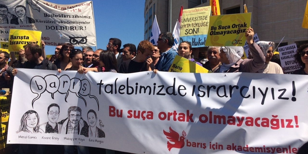 Danıştay’ın emsal kararına rağmen barış akademisyenlerinin ve kamu emekçilerinin görevlerine iade edilmemesine tepki gösteren Eğitim Sen, hukuksuz ihraçlara son verilmesi ve adaletin tüm dosyalarda geçerli kılınması çağrısı yaptı.