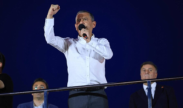 CHP Genel Başkanı Özgür Özel, Trabzon’daki mitingde hem iktidara hem yargıya hem de devlet içindeki yapılanmalara sert çıktı. "Ak Toroslar Çetesi" ifadesiyle Erdoğan'ı ve yargı içindeki bazı isimleri hedef aldı. Özel, “Bir zamanlar beyaz toroslarla korku salanlar vardı, şimdi Erdoğan savcılarıyla aynı zihniyeti sürdürüyor” dedi.