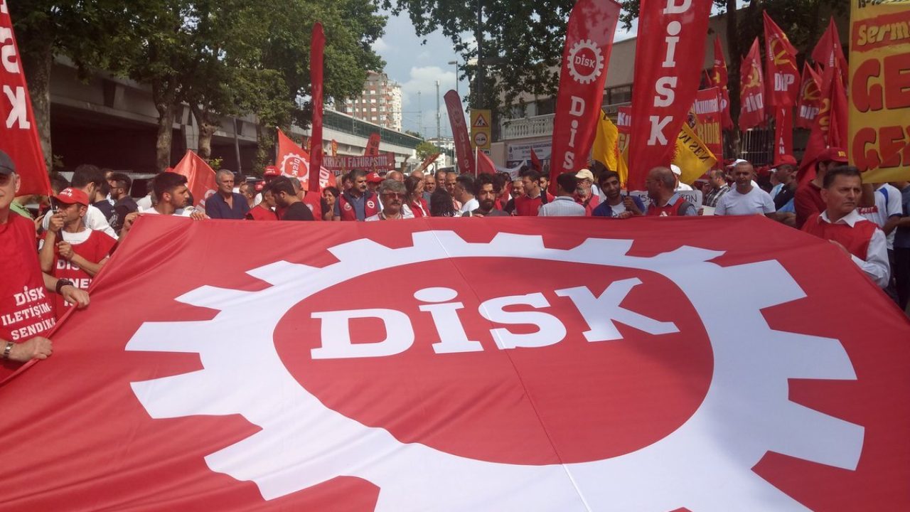 Cumhurbaşkanı kararıyla İşsizlik Sigortası Fonu’ndan kullanılabilecek kaynak oranı yüzde 50’ye çıkarıldı. DİSK, fonun işçiler yerine işverenlere aktarıldığını belirterek düzenlemeye tepki gösterdi.