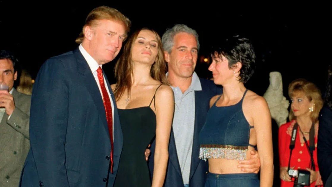 ABD'de yıllardır süren Jeffrey Epstein dosyasında yeni bir döneme girildi. Trump yönetimi döneminde hazırlanan resmi FBI raporu, hem intihar şüphesini ortadan kaldırdı hem de ünlü isimleri kapsayan "müşteri listesi" iddialarına kanıt bulunamadığını bildirdi. Ancak istismar ağının boyutu, kamuoyunun tatmin olmasına yetmedi.