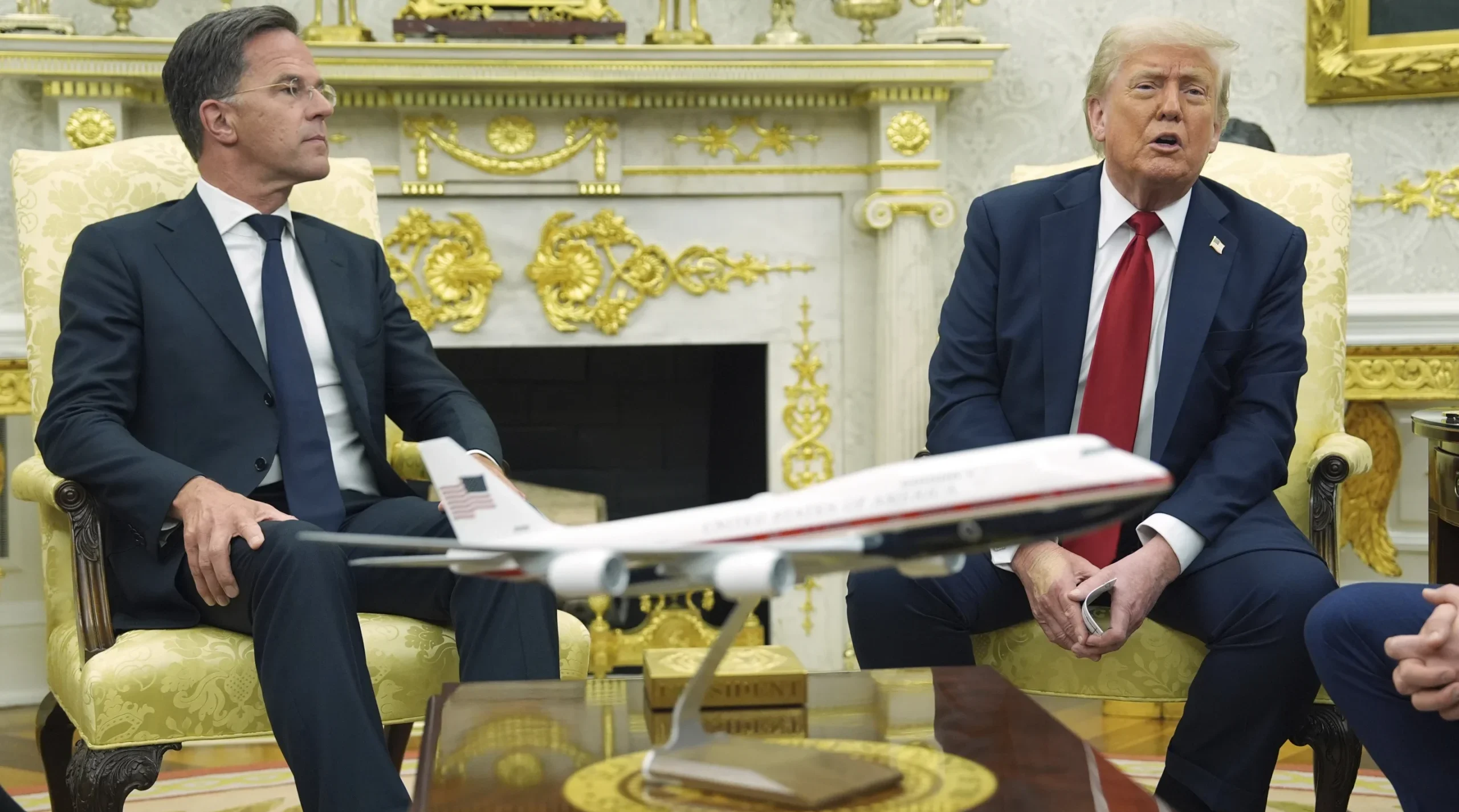 Donald Trump, Ukrayna savaşının 50 gün içinde sona erdirilmemesi halinde, Rusya'nın ticaret ortaklarına yüzde 100'e varan ek gümrük vergileri uygulama tehdidinde bulundu.