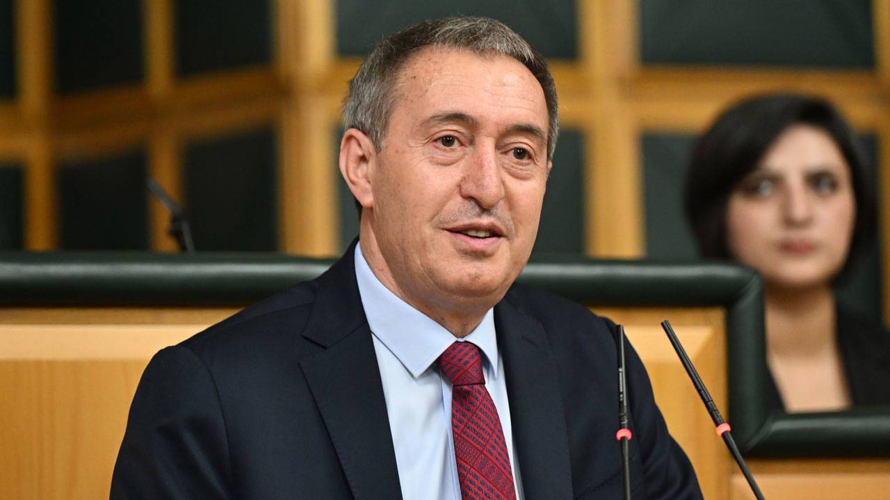 DEM Parti Eş Genel Başkanı Bakırhan, Kürt sorunun çözümü için yürütülen sürecin kişi ve partiler üstü olduğunu söyledi ve kurulan masada tüm kesimlerin olması gerektiğini belirtti. Bakırhan, “Kimse minnetle, davetle o masaya gelmemeli. Türkiye'nin ihtiyacı olduğu için gelmeli” dedi.