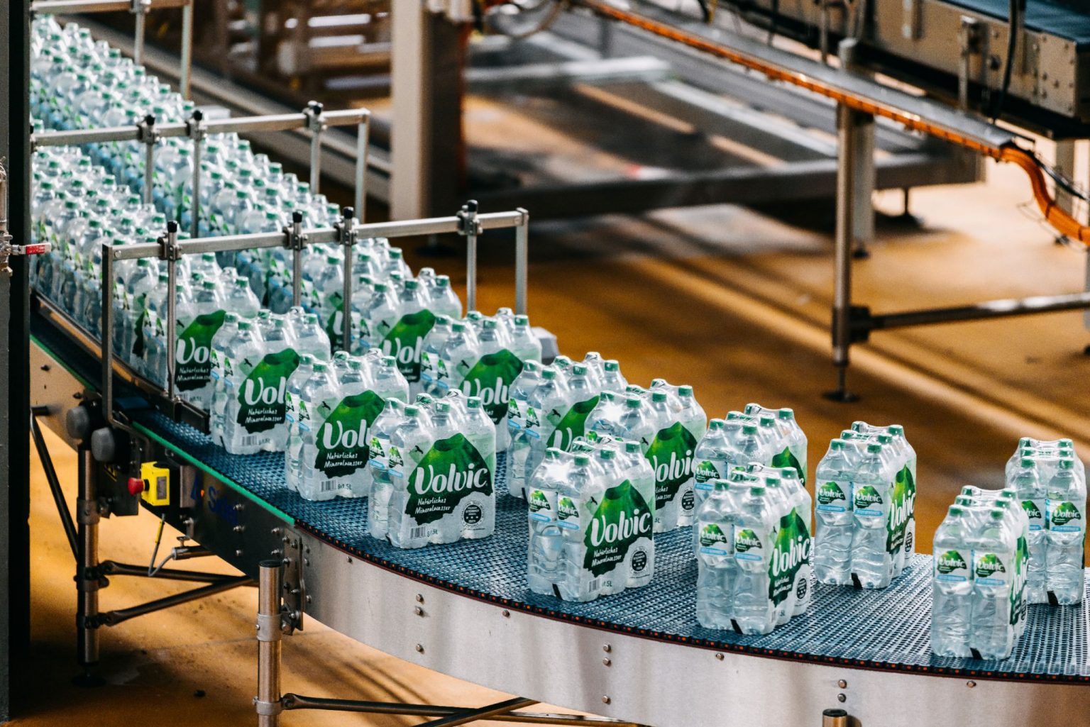 Fransa'nın dünyaca ünlü içme suyu markası Volvic, Puy-de-Dôme bölgesinde faaliyet gösteren şişeleme tesisinin yerel su kaynaklarını tükettiği gerekçesiyle çevrecilerin hedefinde. Üç çevre derneği, şirketin su çekimini düzenleyen valilik kararına karşı dava açtı.