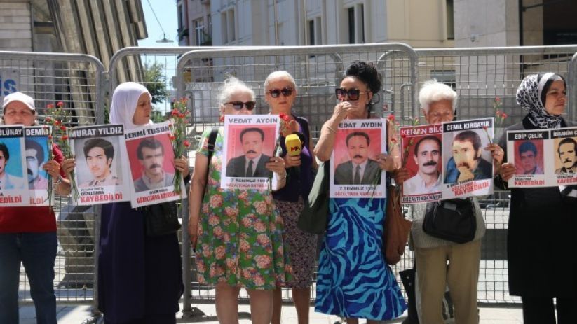  Cumartesi Anneleri, 34 yıl önce gözaltına alınıp işkenceyle öldürülen Vedat Aydın’ı andı. Aydın’ın failleri bilinmesine rağmen dosyada hâlâ cezasızlık hüküm sürüyor.