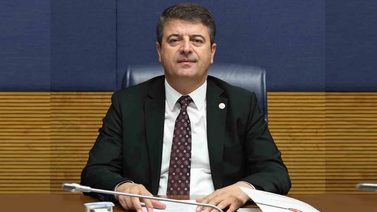 Ev hapsi verildi, görevden alındı |