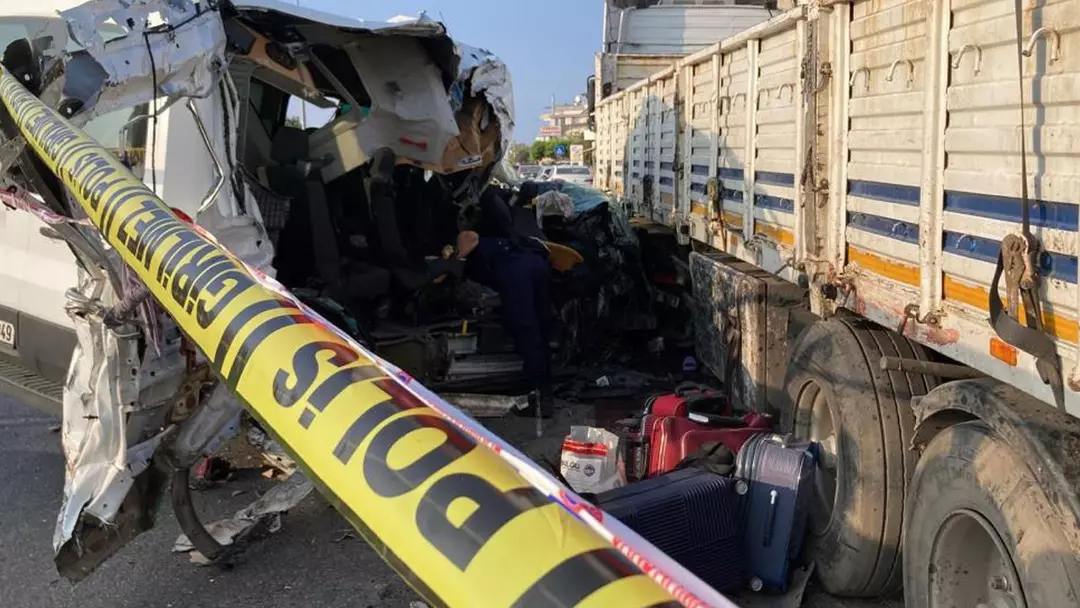 Şoför uyuyakaldı, minibüs TIR’a çarptı |