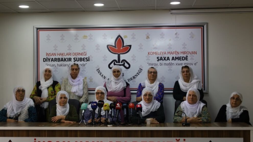 Kürtçe konuşmaları engellenen anneler: