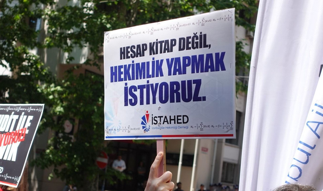 Aile hekimlerinden maaş tepkisi |