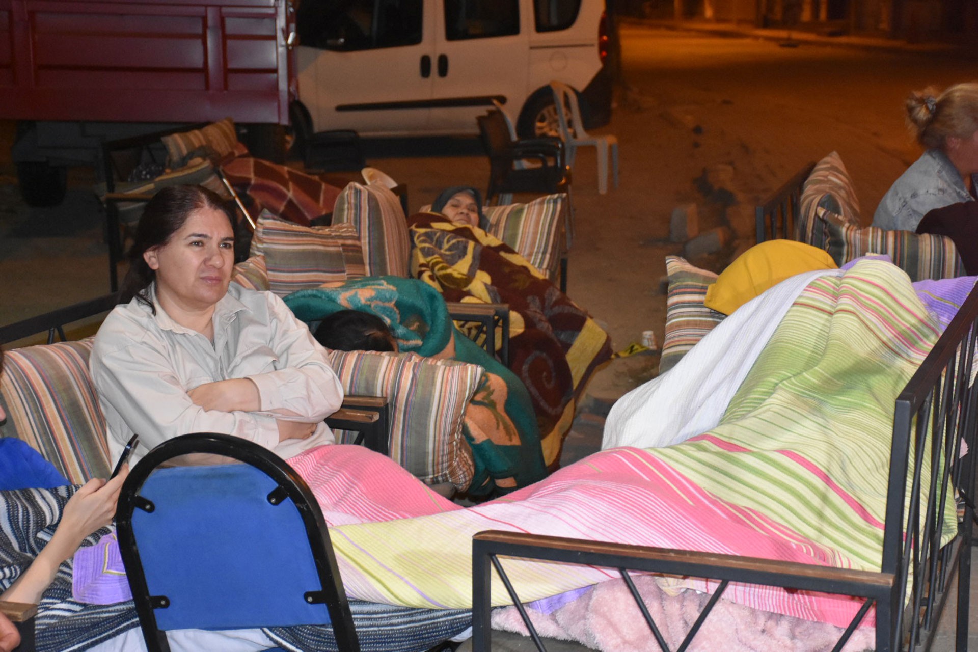 6.1 büyüklüğündeki depremin ardından 84 artçı |