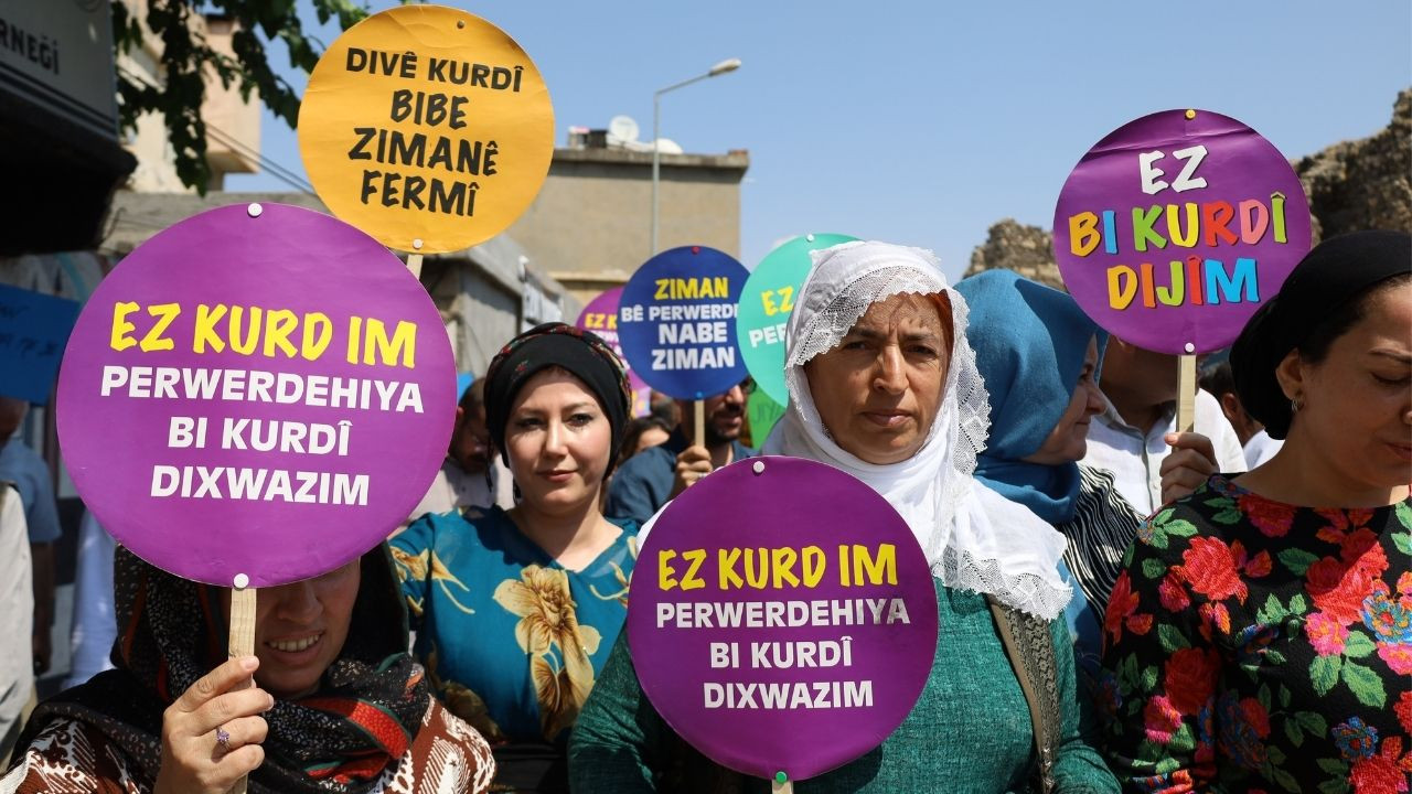 Sosyo Politik Saha Araştırmaları Merkezi’nin 23 kentte yaptığı ankete göre, katılımcıların yüzde 97,9’u Kürtçenin bütün kademelerde eğitim dili olmasını talep etti. Araştırma, özellikle gençler arasında ana dil kullanımında gerilemeye işaret ediyor.