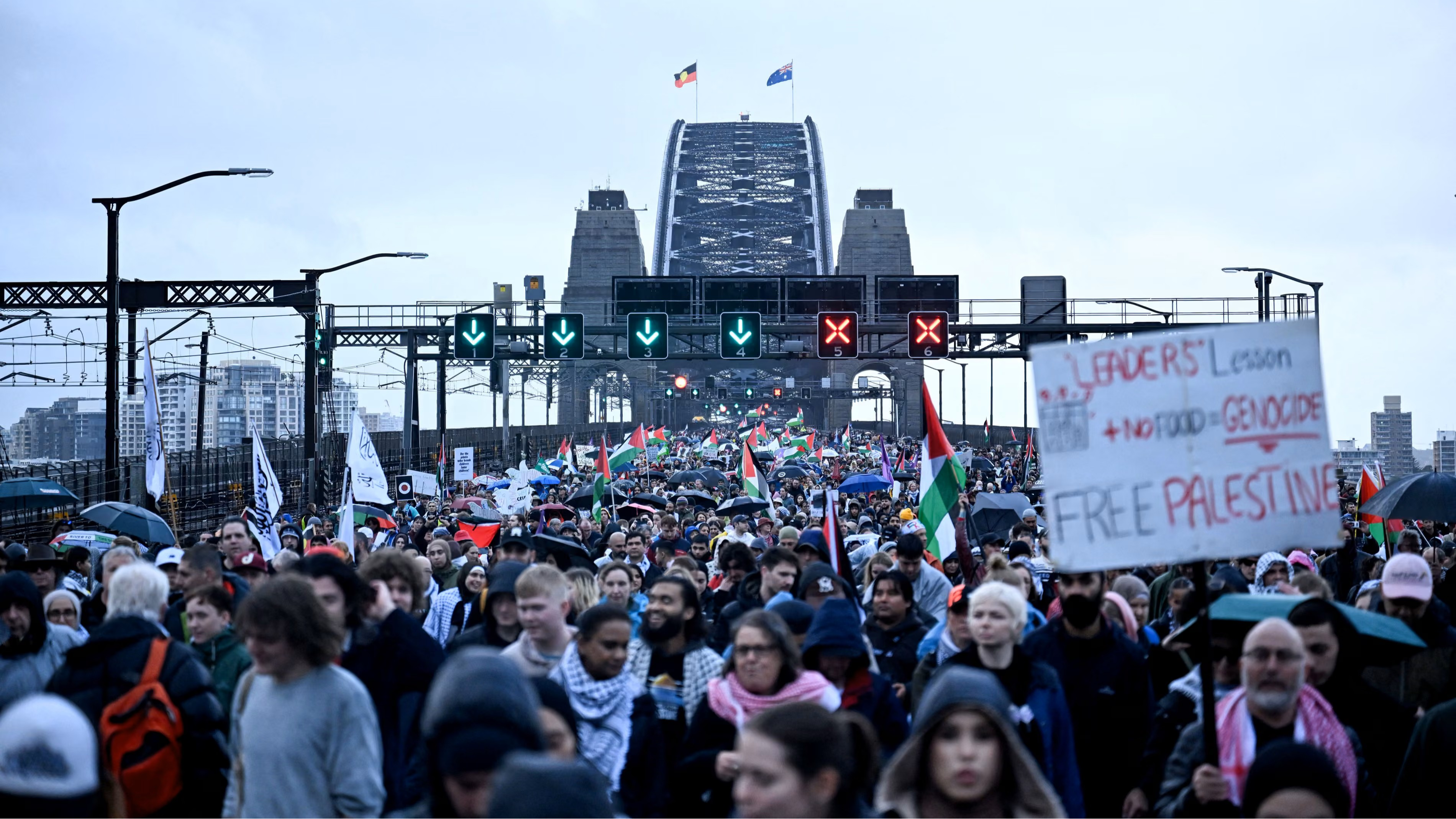 İsrail’in Gazze’ye saldırıları ve ablukası Sydney’de yüz binlerce kişinin katılımıyla protesto edildi. Yürüyüşün organizasyonu “İnsanlık adına bir yürüyüş” dedi.