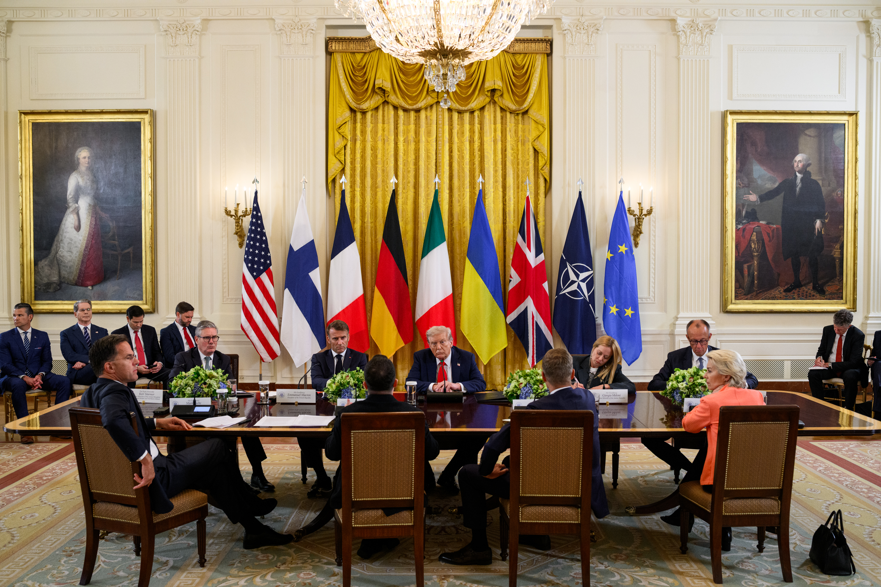 Beyaz Saray'daki Ukrayna zirvesi sonrası açıklama yapan ABD Başkanı Trump, görüşmelerin çok iyi geçtiğini, Putin ile Zelenski'nin bir araya geleceği ve kendisinin de katılacağı üçlü zirve için hazırlıklara başladığını açıkladı. Almanya Başbakanı Merz ise  Putin ve Zelenski'nin 2 hafta içinde bir araya geleceğini söyledi.