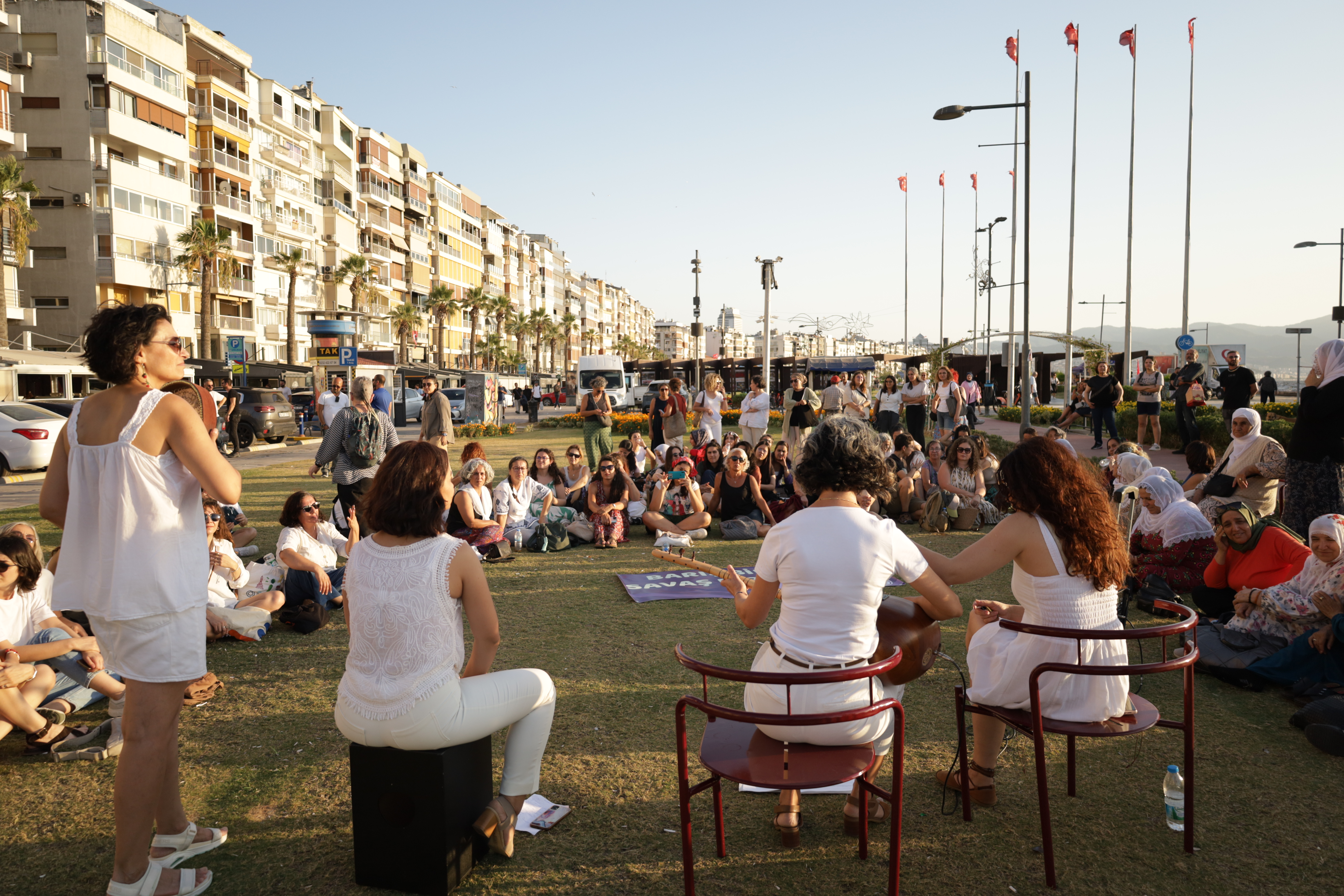 İzmir’de bir araya gelen kadınlar Barışa İhtiyacım Var Kadın İnisiyatifi’nin kuruluşunu ilan etti. İnisiyatif savaş politikalarına son verilmesini talep ediyor.