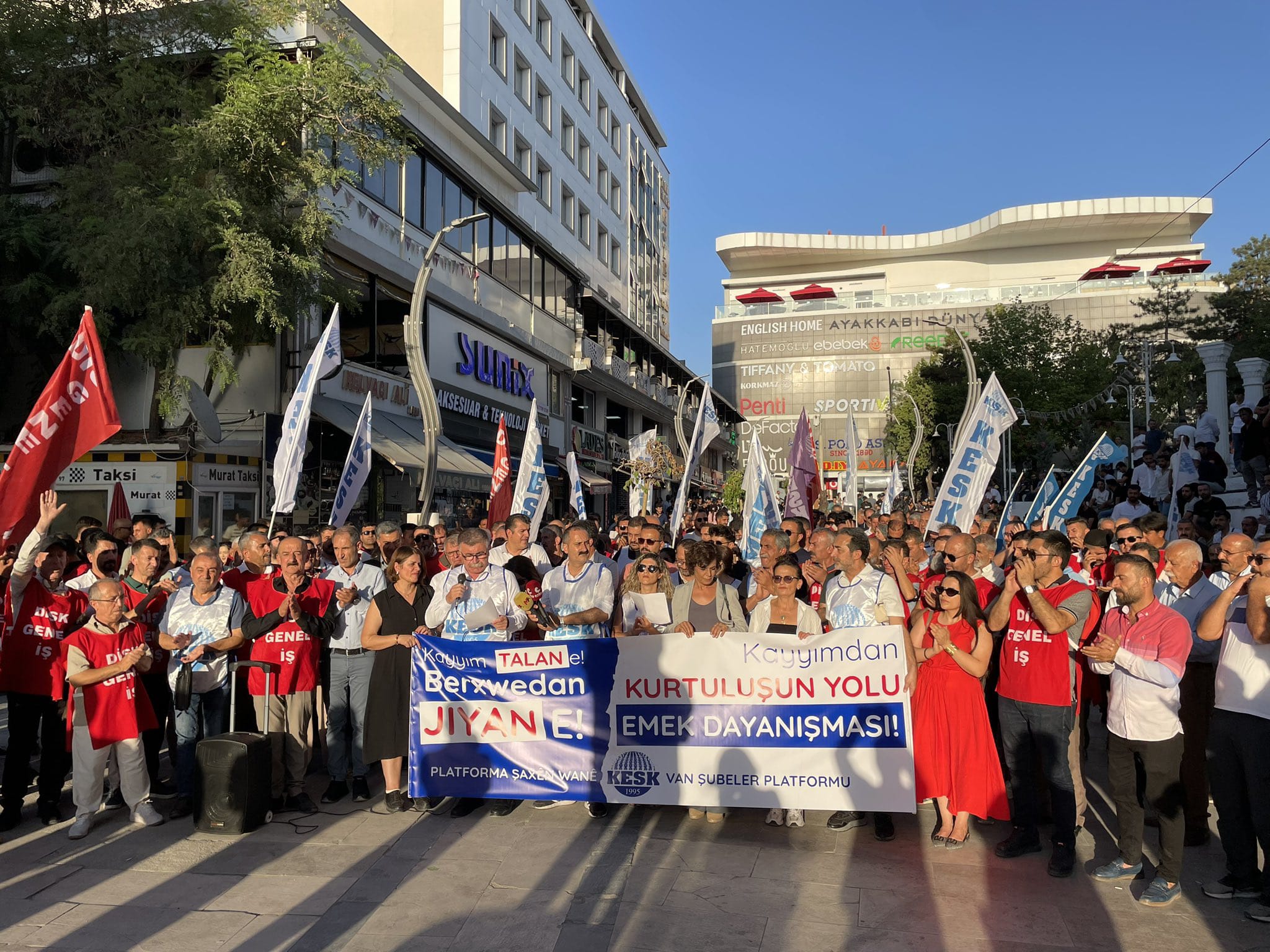 Kayyumun işten çıkardığı işçilerin protestosu 9’uncu günde |