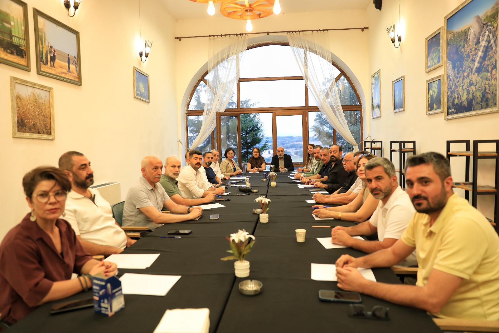Diyarbakır’ın köklü kulüplerinden Amedspor’un İstişare Kurulu Toplantısı gerçekleştirildi. Toplantıda, kulübün sadece sportif başarıları değil, şehrin sosyal ve kültürel dokusundaki önemi öne çıkarıldı.