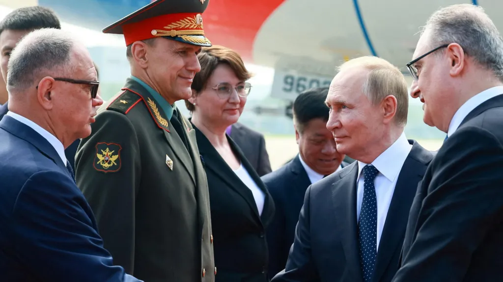 Putin ve Modi’nin katıldığı zirve, ABD’nin Hindistan’a uyguladığı ağır tarifeler ve Rusya’ya yönelik yaptırım tehditlerinin gölgesinde başladı.