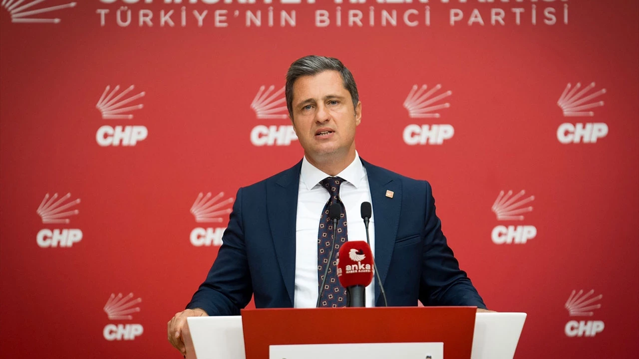 CHP Sözcüsü Yücel, AKP’nin memur zammıyla emekçilerle dalga geçtiğini söyledi. Yücel, hükümetle pazarlıkta yetkili Memur-Sen’e de tepki gösterdi: "‘Kamu işvereni’ diye bir tabirle Erdoğan'ı ve AKP'yi sorumlu değilmiş gibi gösteren tavrınıza artık son verin."