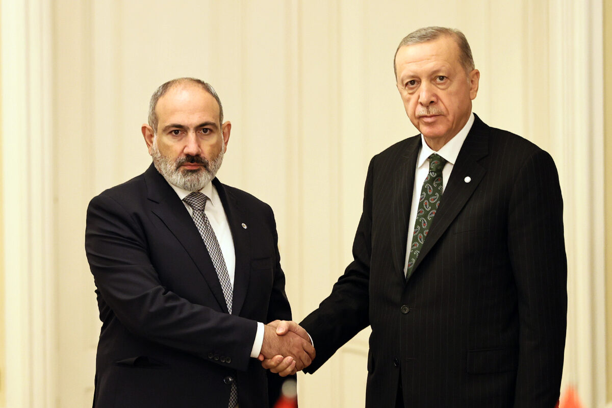 Erdoğan Paşinyan ile görüştü |