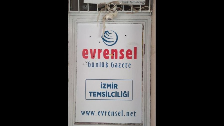 Gece yarısı tabancayla ateş açılan Evrensel İzmir Temsilciliği tabelasında 7 kurşun deliği bulundu. Polis, kurşunları topladı ancak gazeteye haber vermedi.