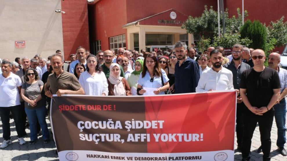 Hakkari’de uzman çavuş İbrahim Sarı’nın 9 yaşındaki E. T.‘yi darp ederek bileğini kırması, protesto edildi. Çocuğun annesi failin ceza alması için mücadele edeceğini söyledi.