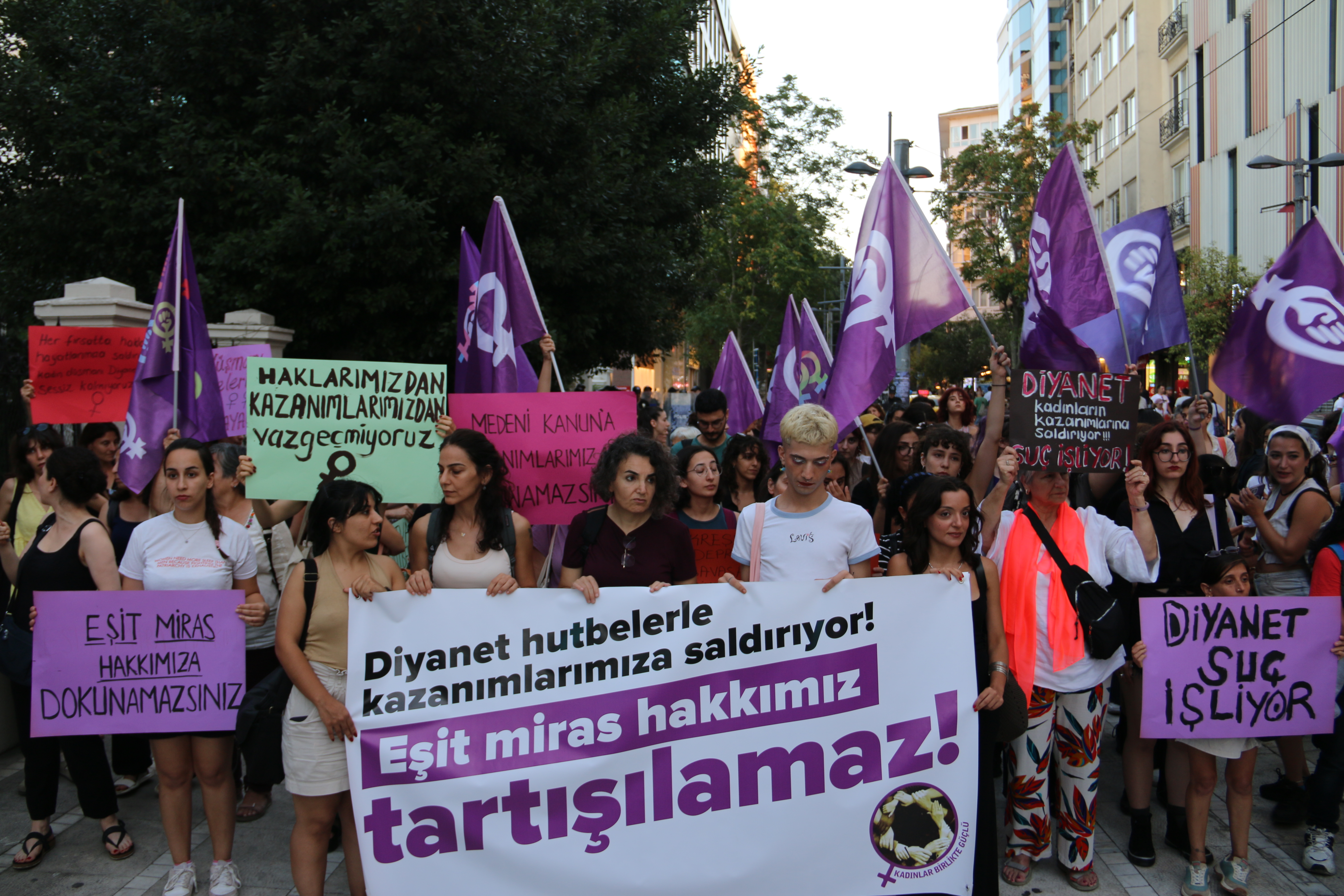 KBG üyesi Evrim Gürenin, Diyanet hutbelerinin kadınların kazanımlarını hedef aldığını belirterek, “Ne emeğimizin ne eşit miras hakkımızın gaspına izin veririz” dedi.