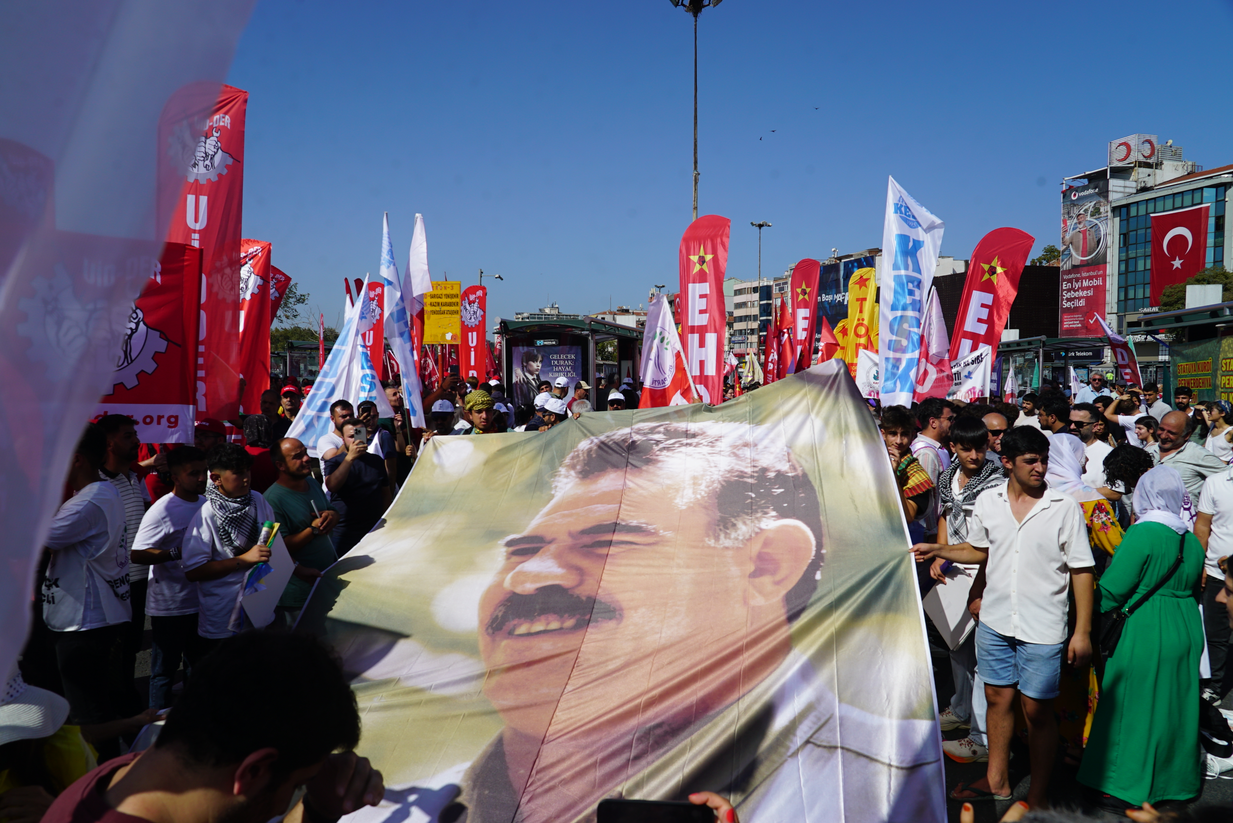 ist-31-08-25-mitingde-abdullah-ocalan-posteri-acildi7