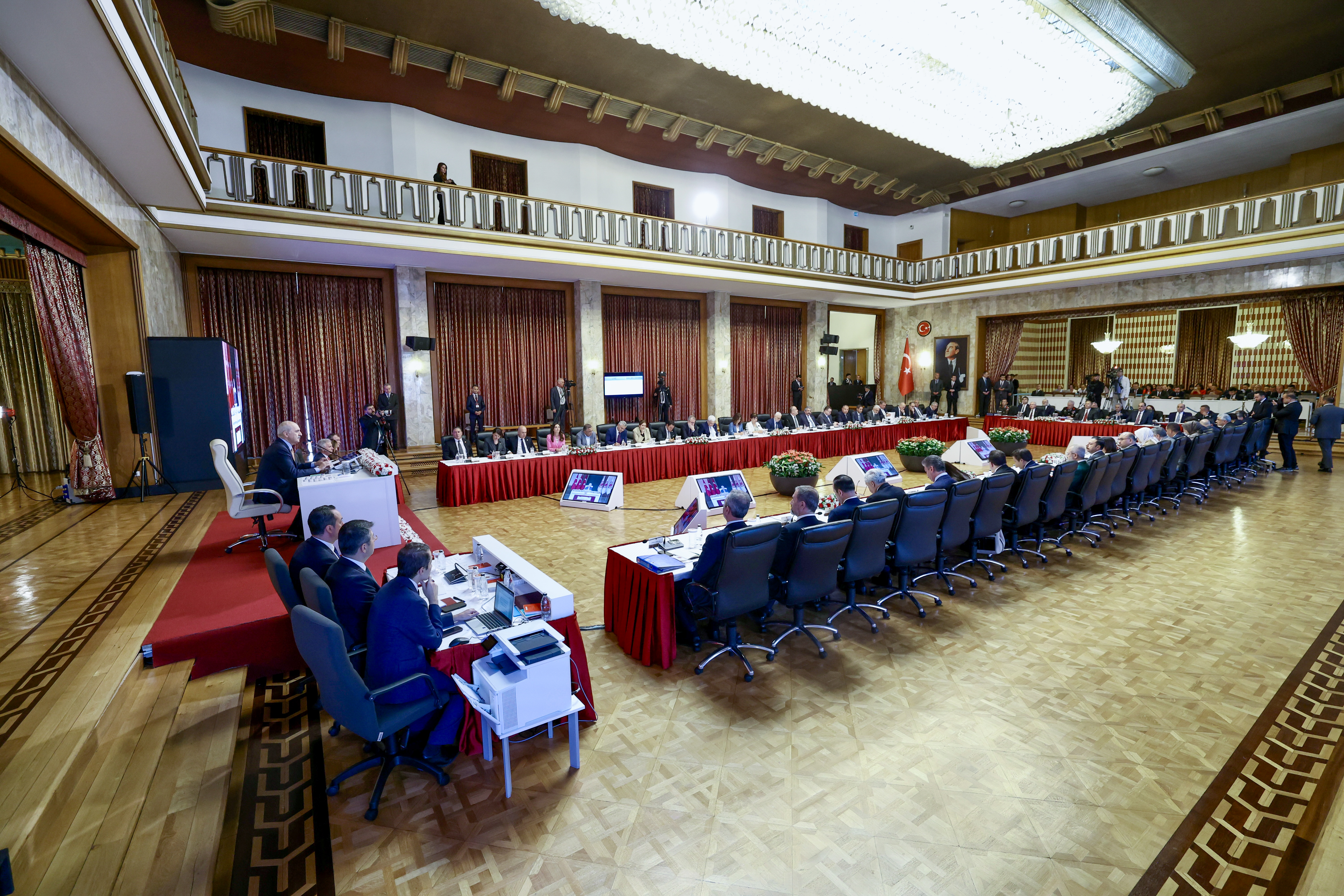 Eski Meclis başkanlarının dinlendiği toplantının ardından yapılan açıklamada komisyonun gelecek toplantılarında iş dünyasının, memur ve işçi sendikalarının temsilcileri dinleneceği açıklandı. Ayrıca çatışma çözümü alanında, dünya örnekleri üzerine çalışmalar yapan akademisyenler ve uzmanlar davet edilerek görüş ve önerileri alınacak.