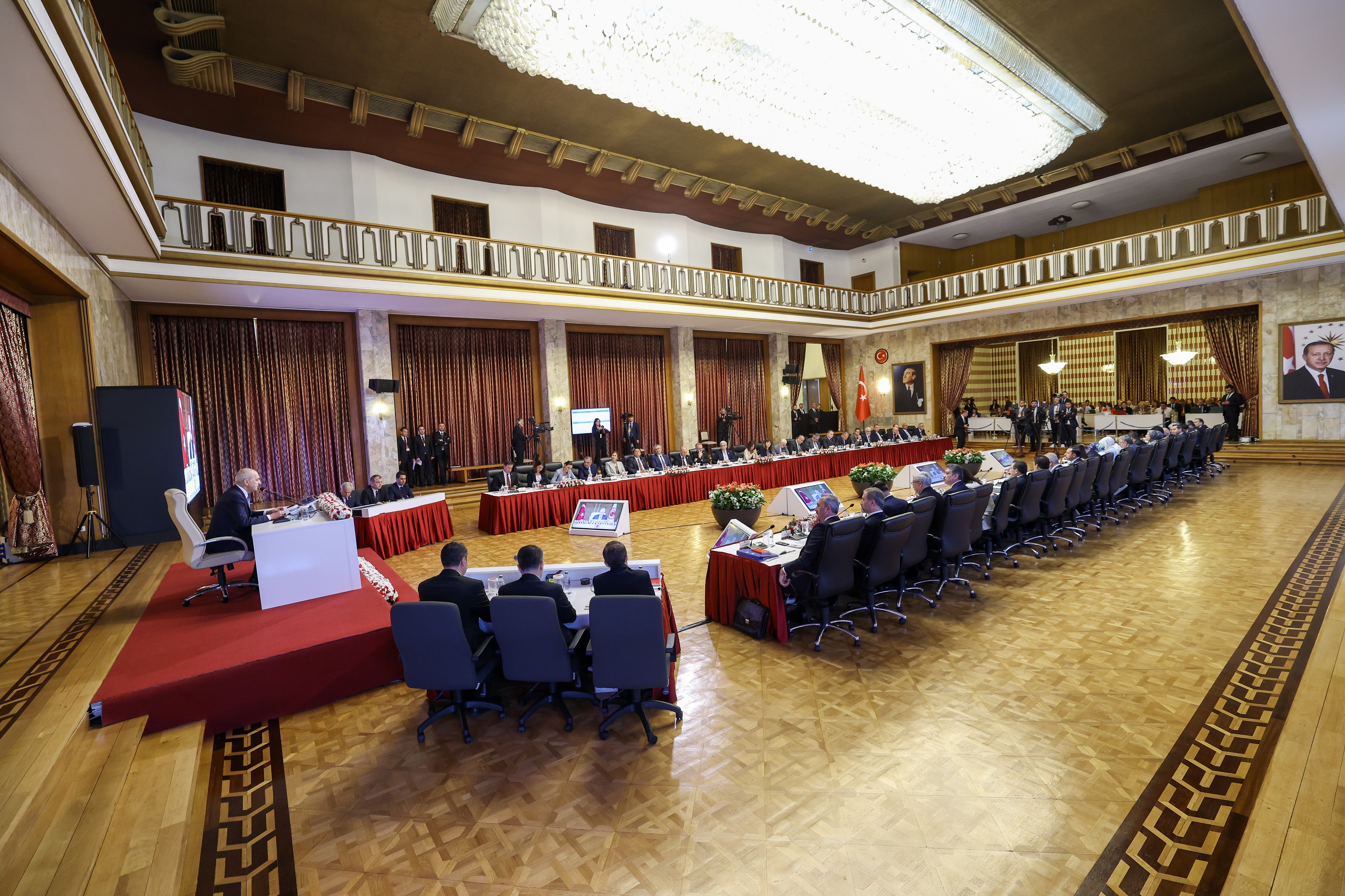 Milli Dayanışma, Kardeşlik ve Demokrasi Komisyonu'nun 8 Ağustos'ta yapılacak ve İçişleri Bakanı, MİT Başkanı ve Milli Savunma Bakanı'nın davet edildiği ikinci toplantısı basına kapalı yapılacak, bu toplantının tutanakları da gizli olacak. DEM Parti ise İYİ Parti'nin boş kalan üç sandalyesi yeni üyelerin seçilmesi önerisi kabul edildi. DEM Parti, CHP ve AKP’den 1'er yeni üye seçilecek.