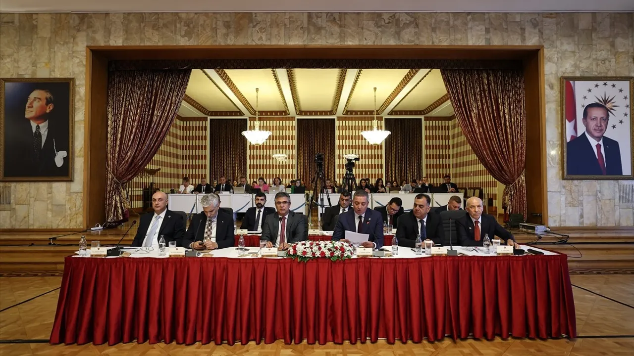 Meclis Komisyonu baroları dinledi |