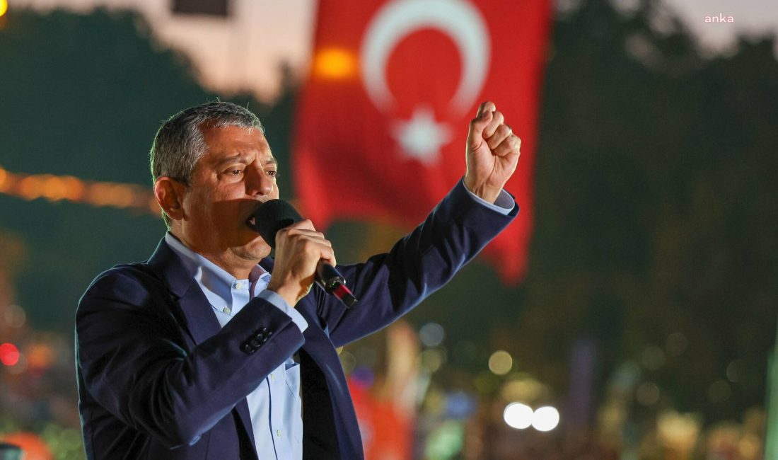 CHP Genel Başkanı Özgür Özel, Aksaray’da düzenlenen mitingde hükümete, yargıya ve Cumhurbaşkanı Erdoğan’a yönelik eleştirilerde bulundu, ‘Sen de Filistin değil, Trump korkusu var’ dedi.
