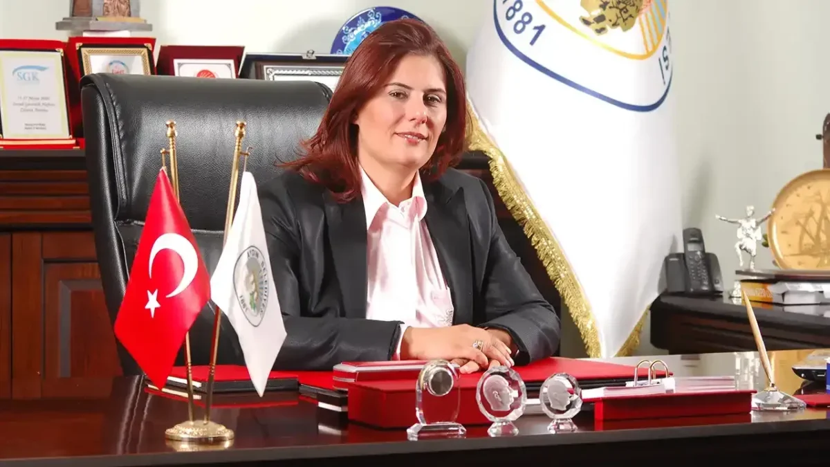 Özlem Çerçioğlu, parti içindeki sorunların çözülmemesi ve “anti-demokratik uygulamalar” nedeniyle CHP’den ayrıldığını duyurduktan sonra AKP'ye katıldığını açıkladı.