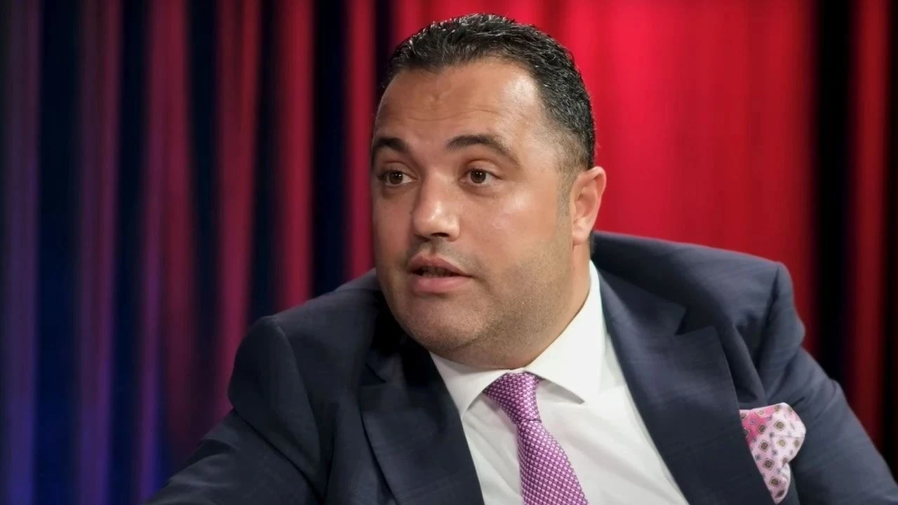 Avukat Rezan Epözdemir, İstanbul Cumhuriyet Başsavcılığınca hakkında yürütülen iki ayrı soruşturma kapsamında “rüşvete aracılık etmek” suçlamasından tutuklandı. Casusluk ve örgüte yardım suçlamalarından ise adli kontrol uygulanmadı.