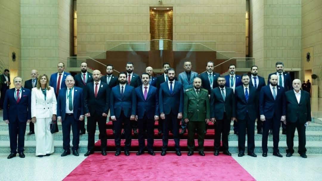 El Şara, geçiş döneminde yapılacak seçimlere ilişkin yeni bir kararname yayımladı. Düzenleme, meclis yapısında değişiklikler ve tartışmalı adaylık kriterleri içeriyor.