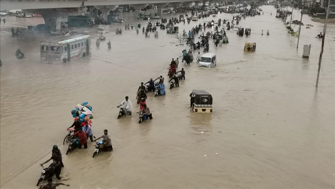Güney Asya ülkelerinde etkili olan şiddetli yağışın neden olduğu sel fekaletlerinde can kaybı artıyor. Pakistan, Hindistan ve Nepal'de 300'den fazla kişi yaşamını yitirdi, yüzlerce kişi ise hala kayıp.  
