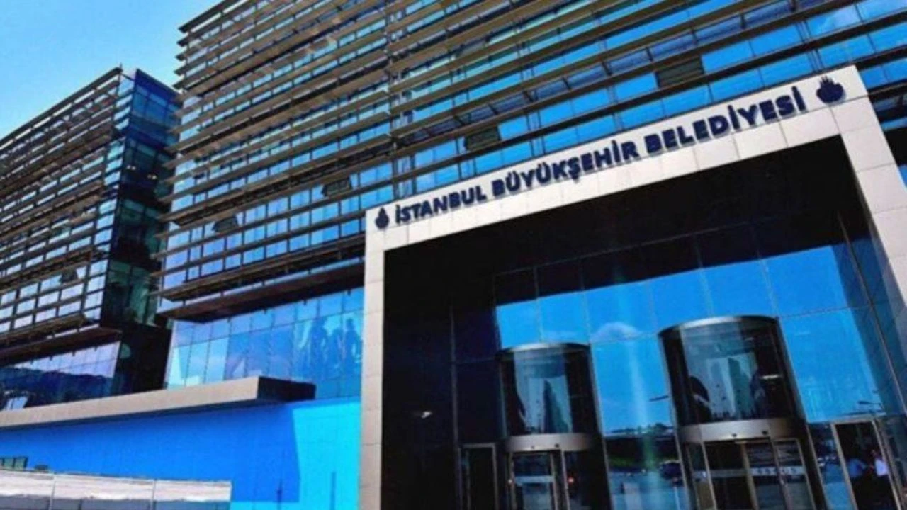 İstanbul Büyükşehir Belediyesi'ndeki yolsuzluk iddiaları kapsamında 12 Ağustos'ta gözaltına alınan 13 kişiden 6'sı tutuklandı, 7'si ise adli kontrol tedbiriyle serbest bırakıldı.