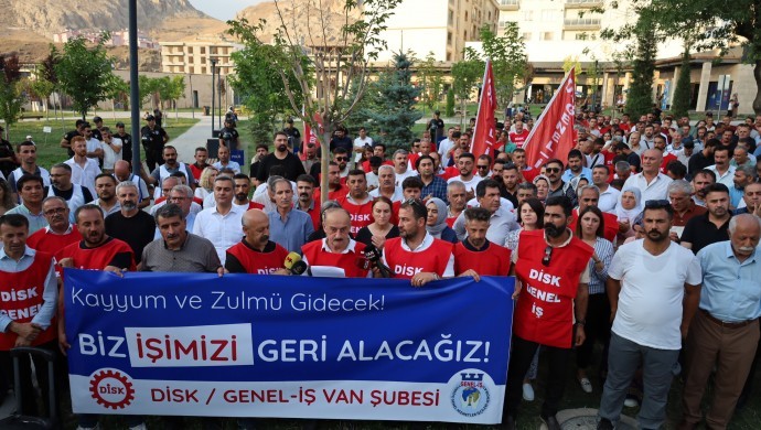 DEM Partili Van Büyükşehir Belediyesine kayyum olarak atanan valinin işten çıkardığı 223 işçi, AKP Van il binası önünde protesto düzenledi, kararın geri alınmasını istedi.
