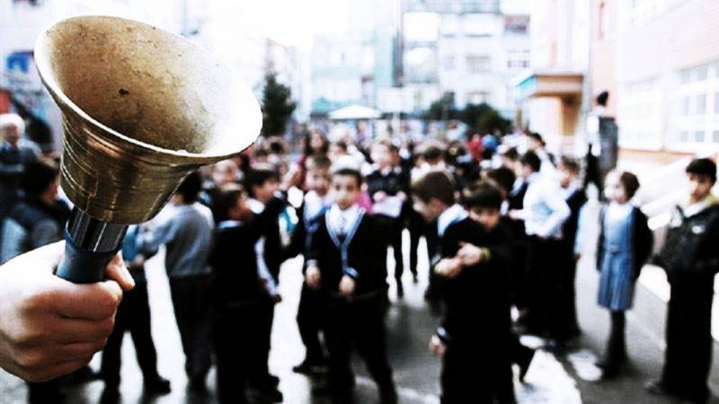 Gökçer Tahincioğlu Ancak şu aşamada 4+4+4 sisteminin değişecek olması neredeyse kesin… Nasıl değişeceği ise henüz belirsiz. Ara eleman bulmak için lise eğitiminin zorunlu olmaktan çıkarılması halinde kız çocuklarının ortaokuldan sonra okula devam edip edemeyecekleri tartışması da başlayacak. Ya da mesleki lise eğitimi almadan çocukların çırak olarak sanayiye yönlendirilmeleri söz konusu olacak. YAZININ TAMAMINI BURADAN OKUYUN