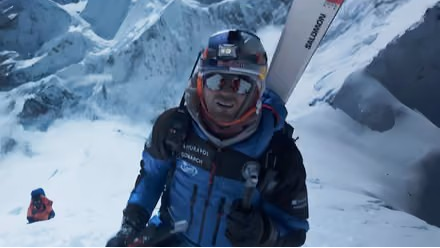 Everest’e oksijensiz tırmandı, kayakla indi |